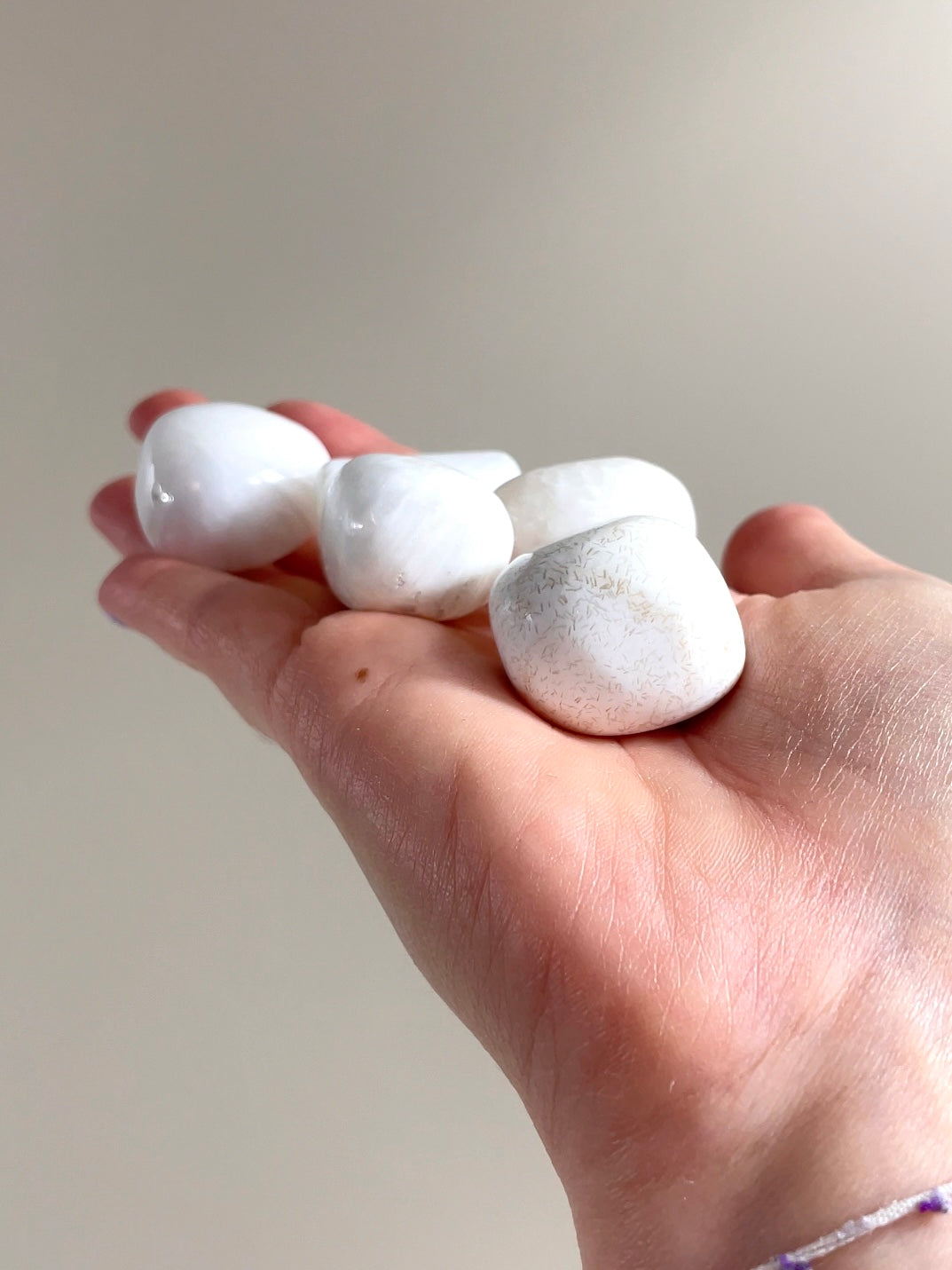 Pierre roulée Scolecite